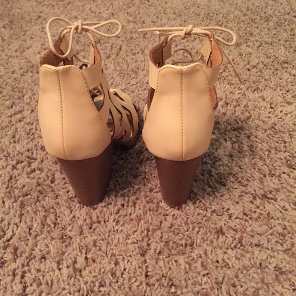 Cute nude heels - Picture 2 of 4